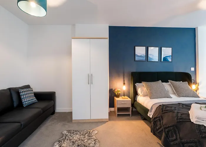 Morden 2 Bed Apartment - Manchester Old Trafford
